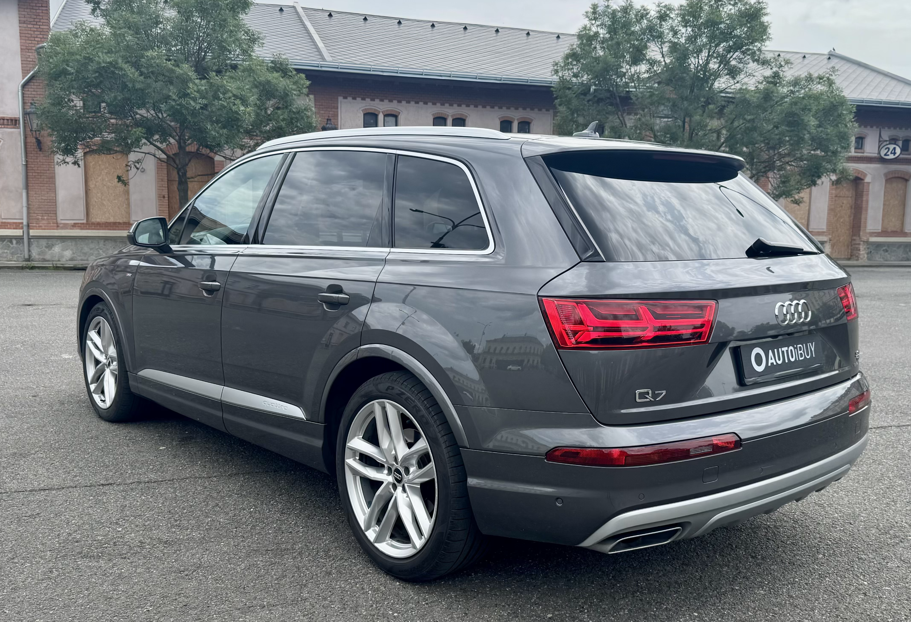České ojeté Audi Q7 3.0 TDI S-line v top stavu – šedá metalíza, černý interiér Alcantara, vzduchový podvozek, panoramatická střecha, adaptivní tempomat a sportovní výbava. Výborná cena, ihned k odběru.